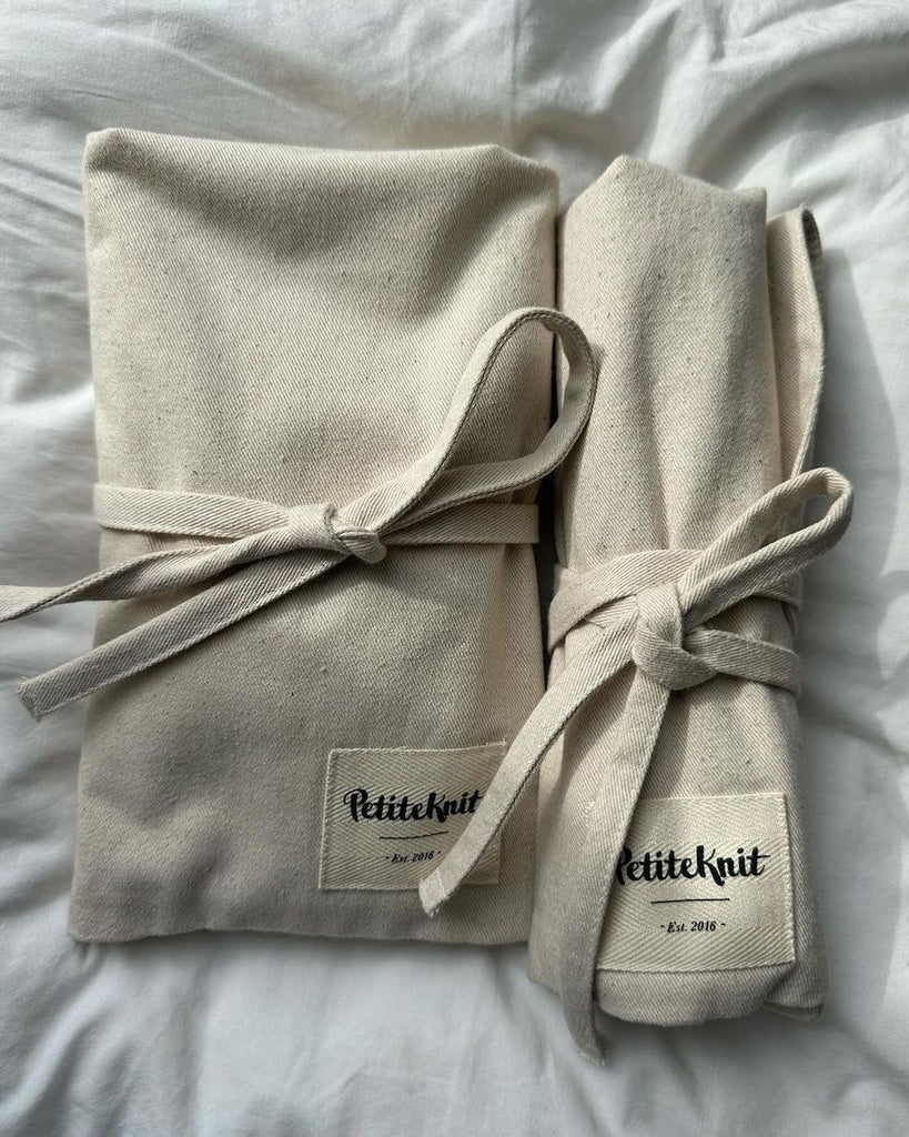 2 lukkede Petiteknit Knitter's Needle Case pindetuier liggende
