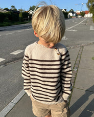 Barn iført sort og hvid Seaside Sweater