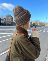 Kvinde iført brun September Hue