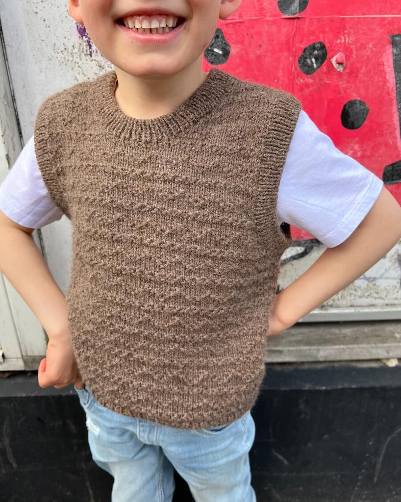 Barn iført brun Sille Slipover Mini 