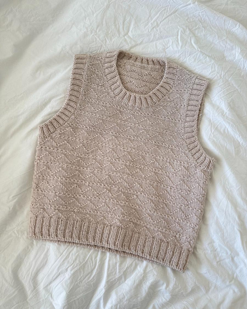 Liggebillede af beige Sille Slipover 