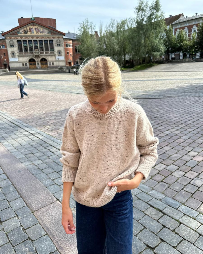 Kvinde iført hvidnistret Sonja Sweater