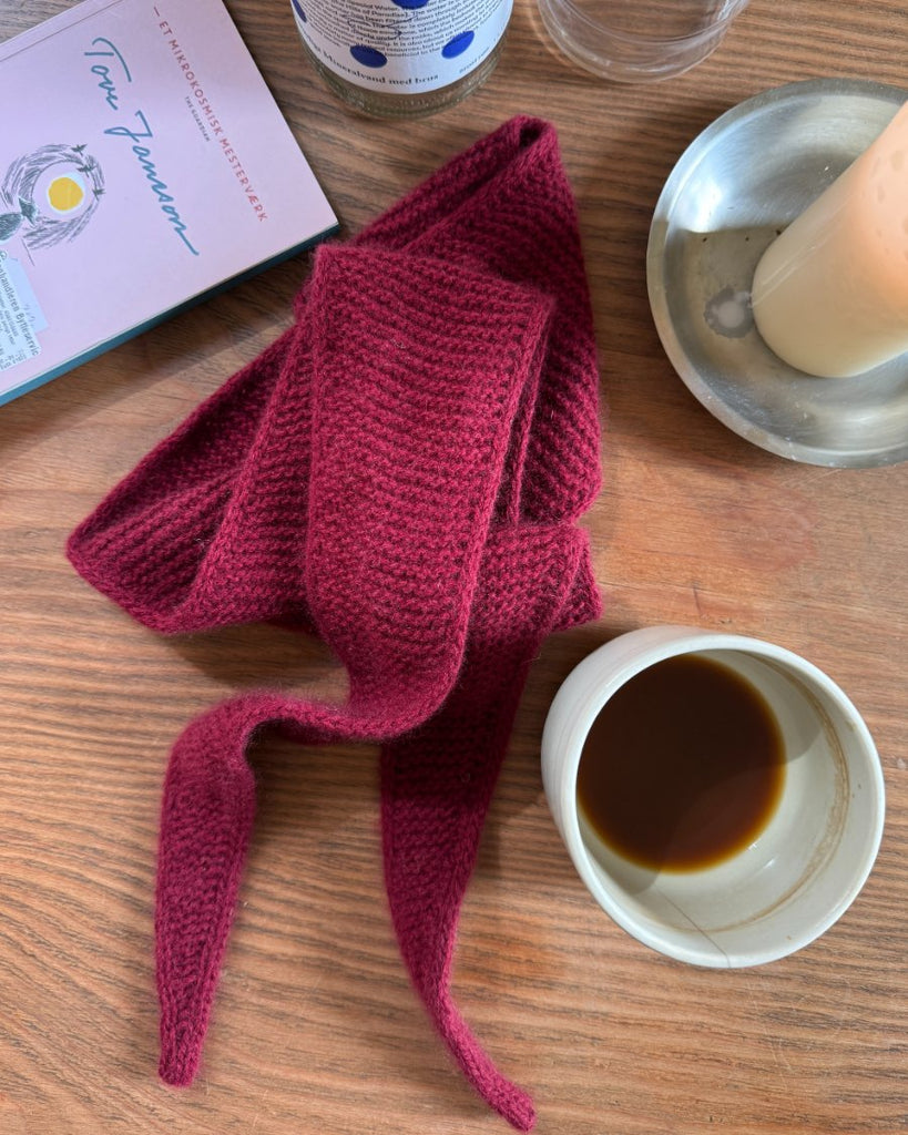 Bærrødt Sophie Scarf på café