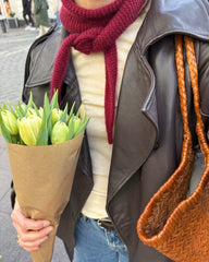 Kvinde med bærrødt Sophie Scarf