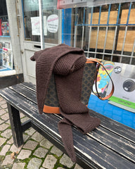 Brunt Sophie Shawl liggende henover taske