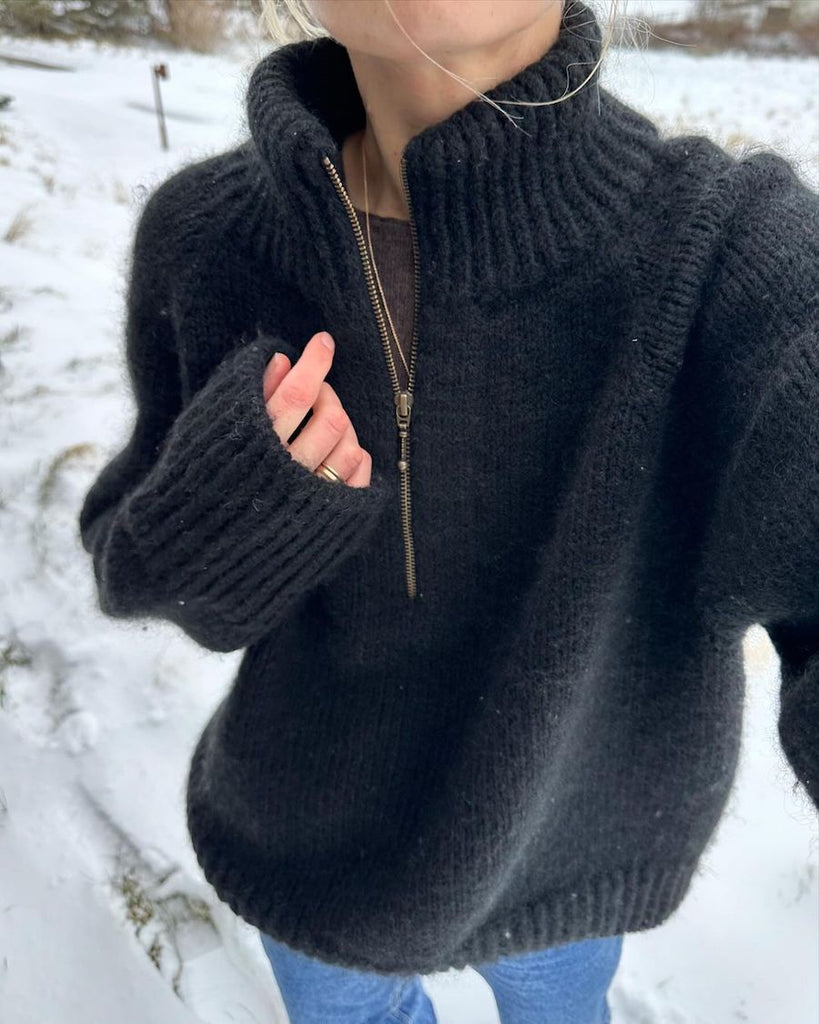Kvinde iført sort Zipper Sweater 