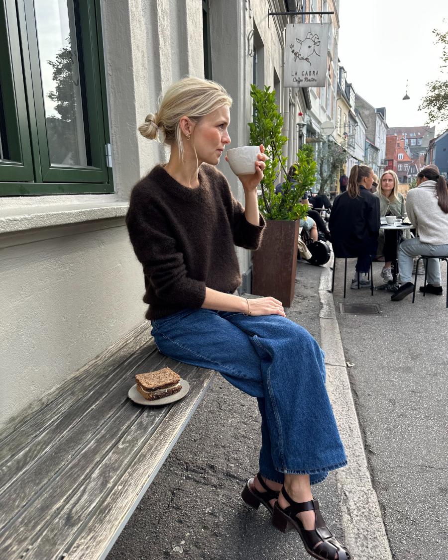 Kvinde iført brun Stockholm Sweater 