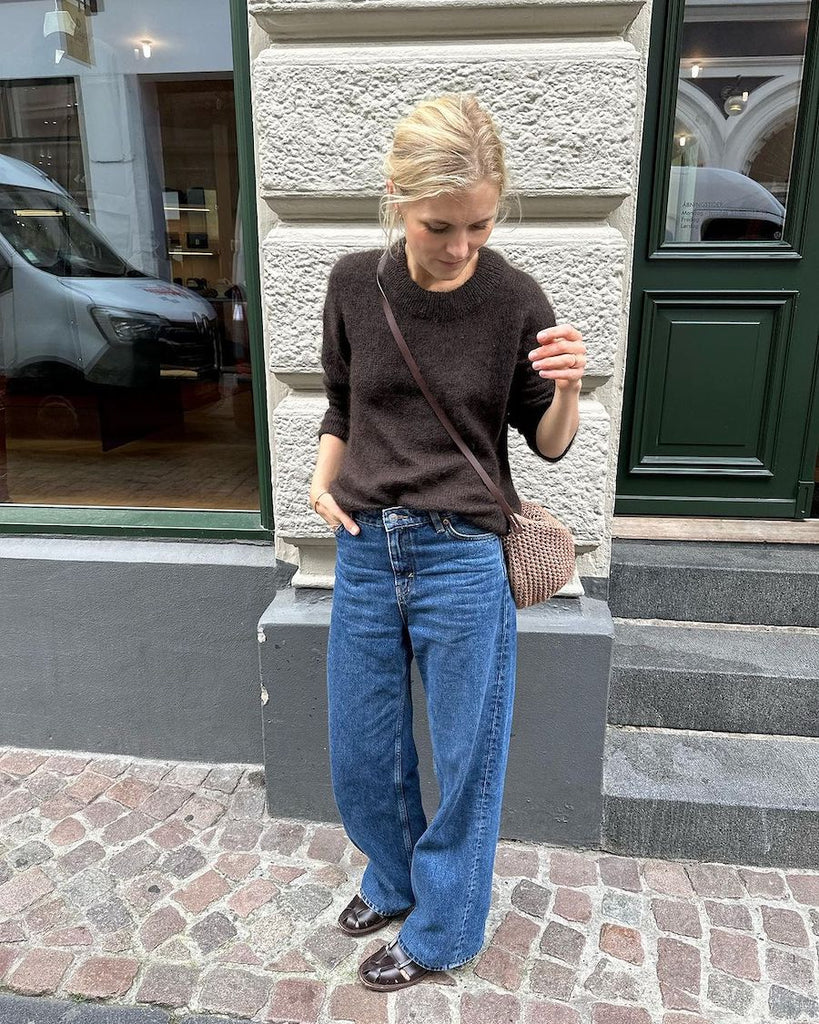 Kvinde iført brun Stockholm Sweater 