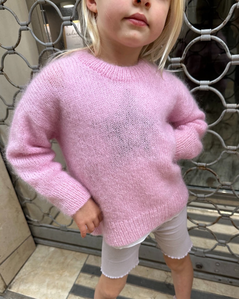 Pige iført lyserød Stockholm Sweater Junior