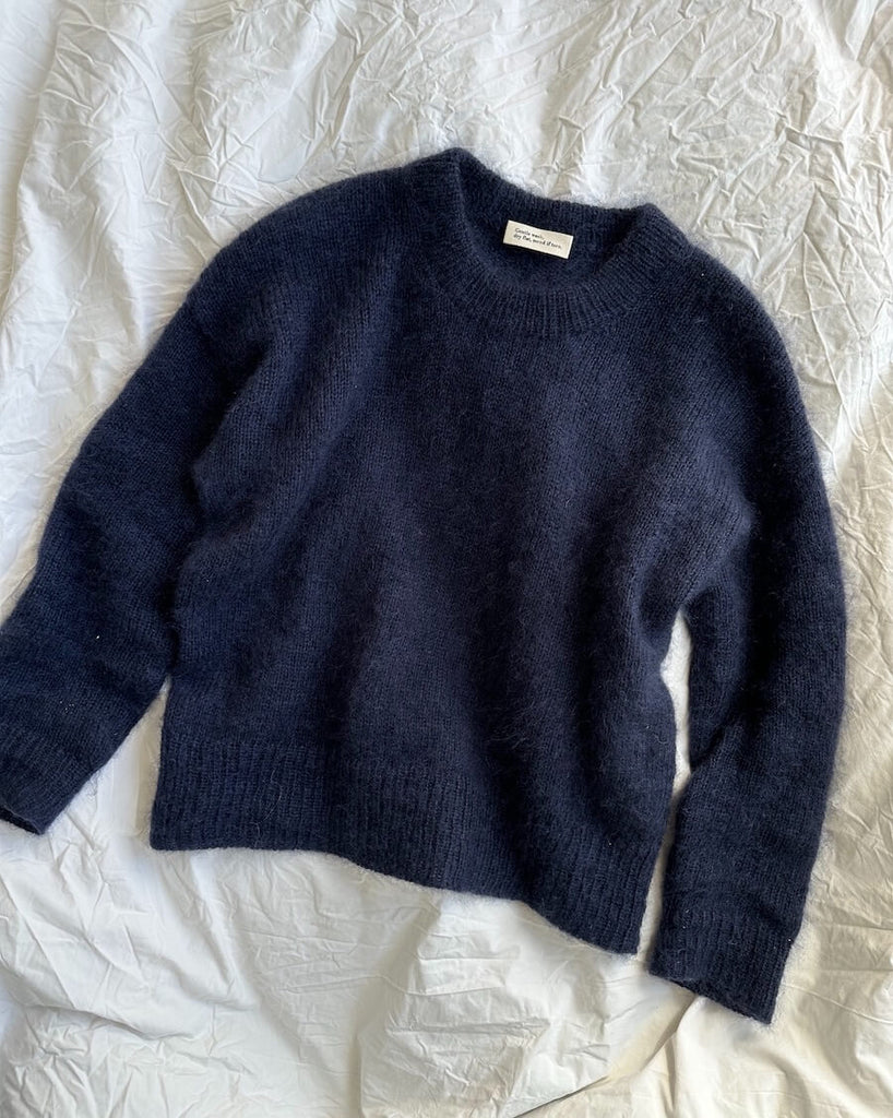 Liggebillede af mørkeblå Stockholm Sweater 