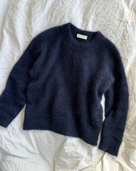 Liggebillede af mørkeblå Stockholm Sweater 