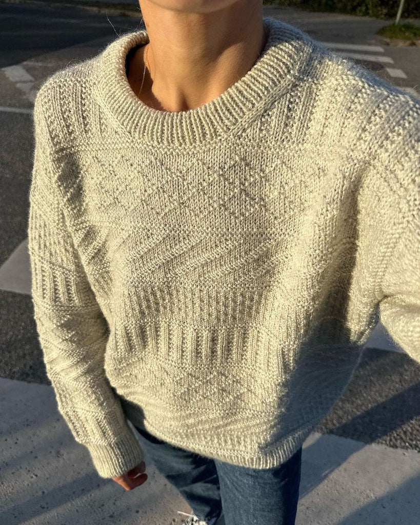 Kvinde iført lysegrå Storm Sweater