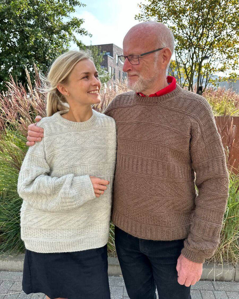 Mand iført brun Storm Sweater Man og kvinde iført lysegrå Storm Sweater