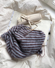 Procesbillede af Frankie Blouse med noter og Knotter's Needle Case pindeetui til strømpepinde