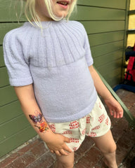 Pige iført lilla Sunday Tee Junior 