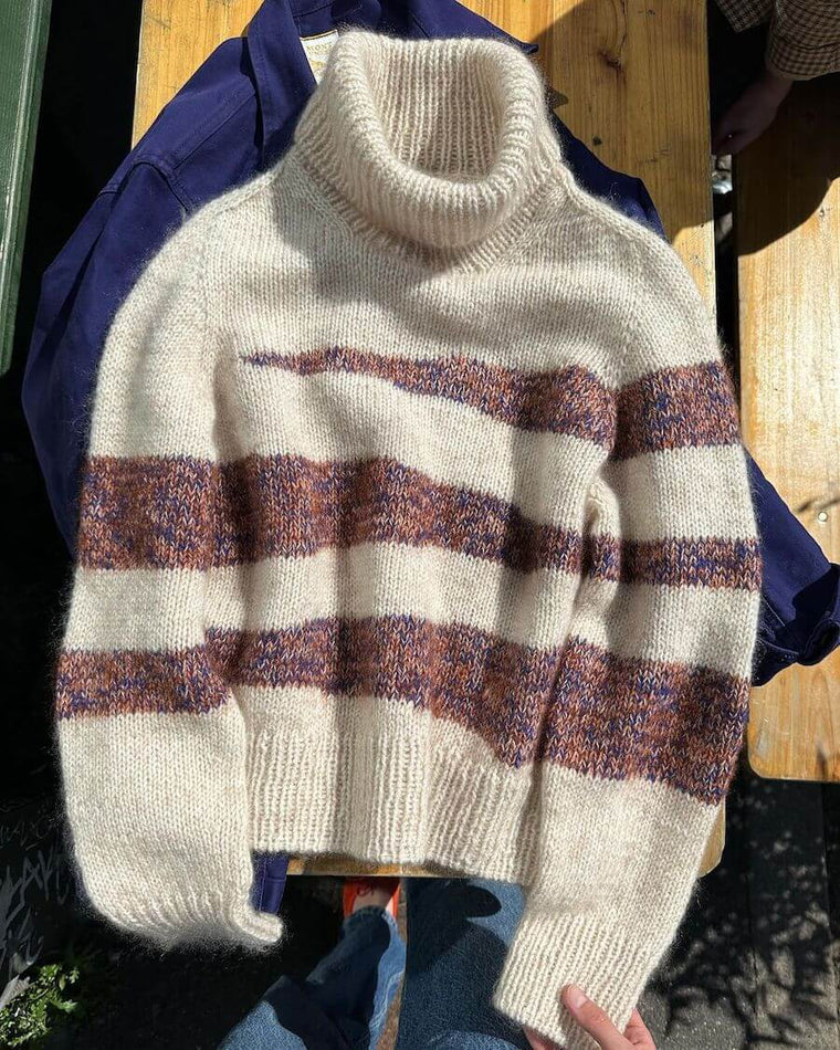 Kvinde iført Sycamore Sweater set fra siden