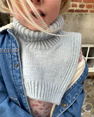 Pige iført lyseblå Terrazzo Neck Junior