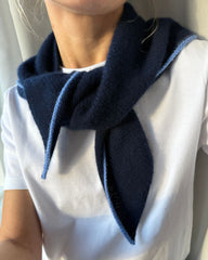 Kvinde med blåt Uma Scarf