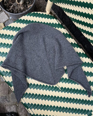 Gråt Uma Scarf på cafébænk