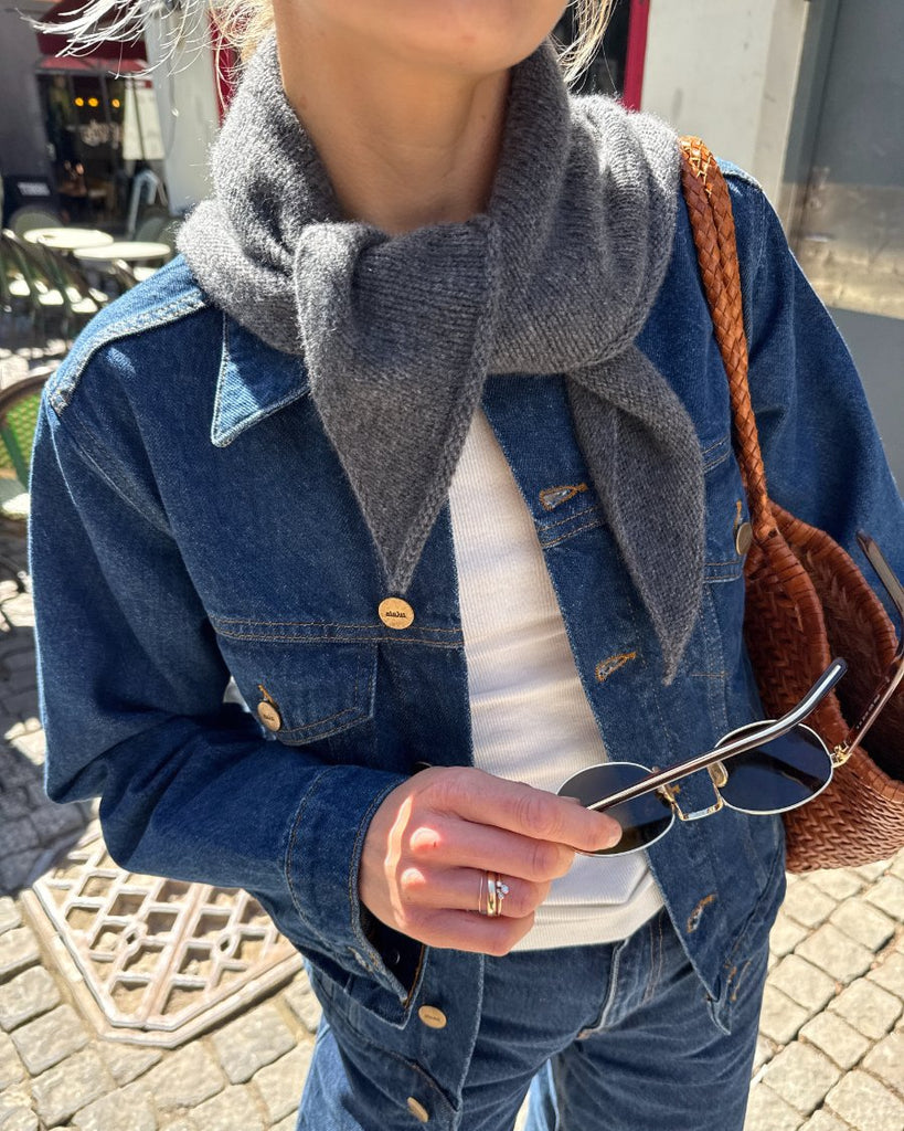 Kvinde med gråt Uma Scarf om skuldrene 