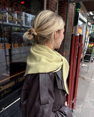 Kvinde iført grøn-gult Uma Scarf