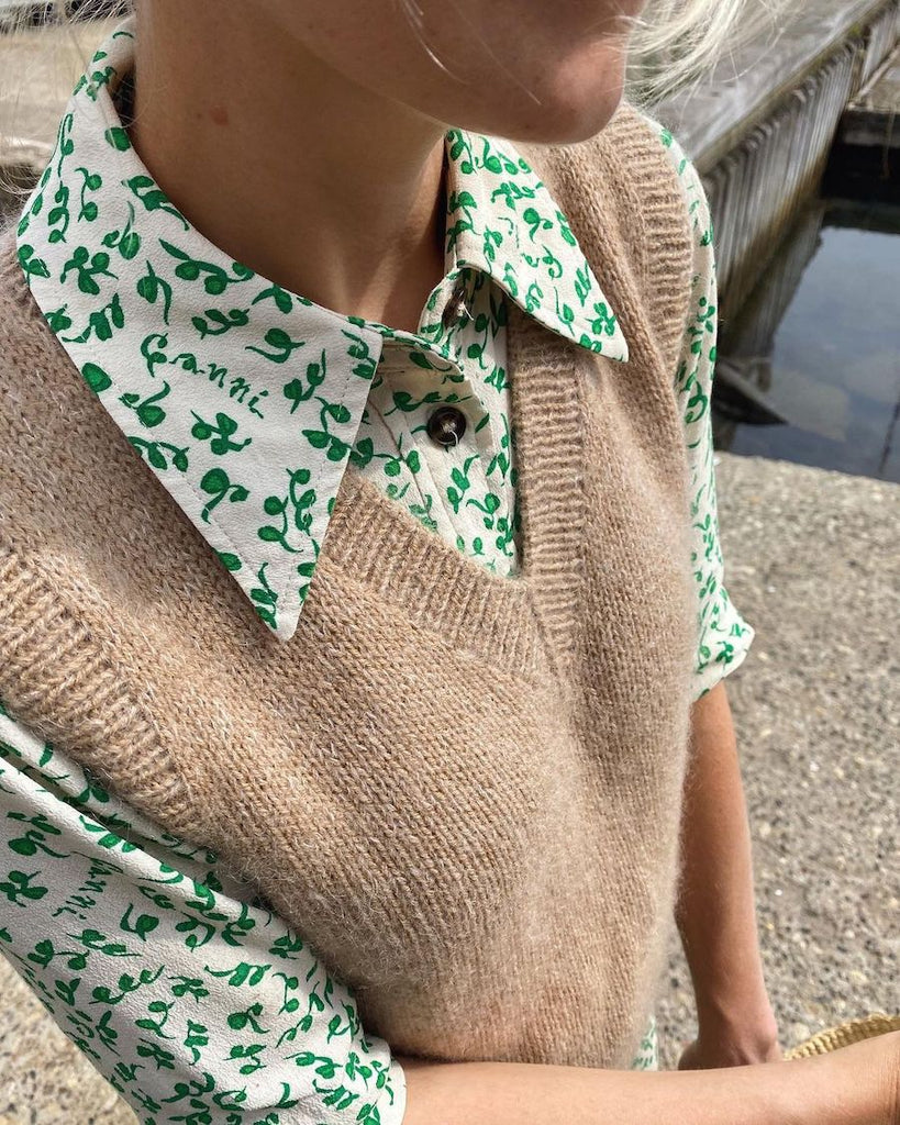 Kvinde iført beige Stockholm Slipover V-neck