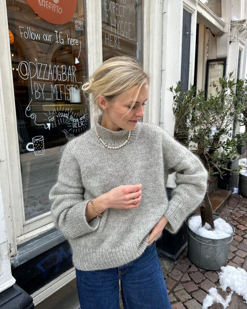 Kvinde iført lysegrå Weekend Sweater