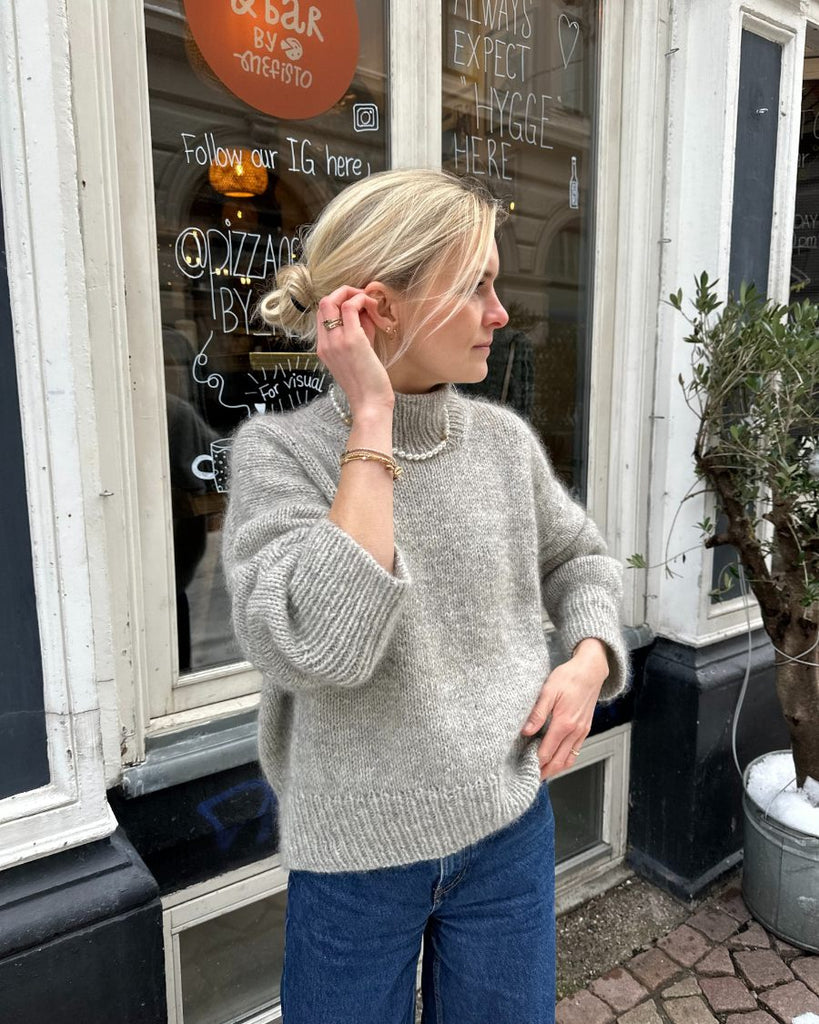 Kvinde iført lysegrå Weekend Sweater