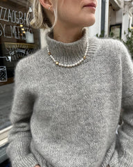 Kvinde iført lysegrå Weekend Sweater