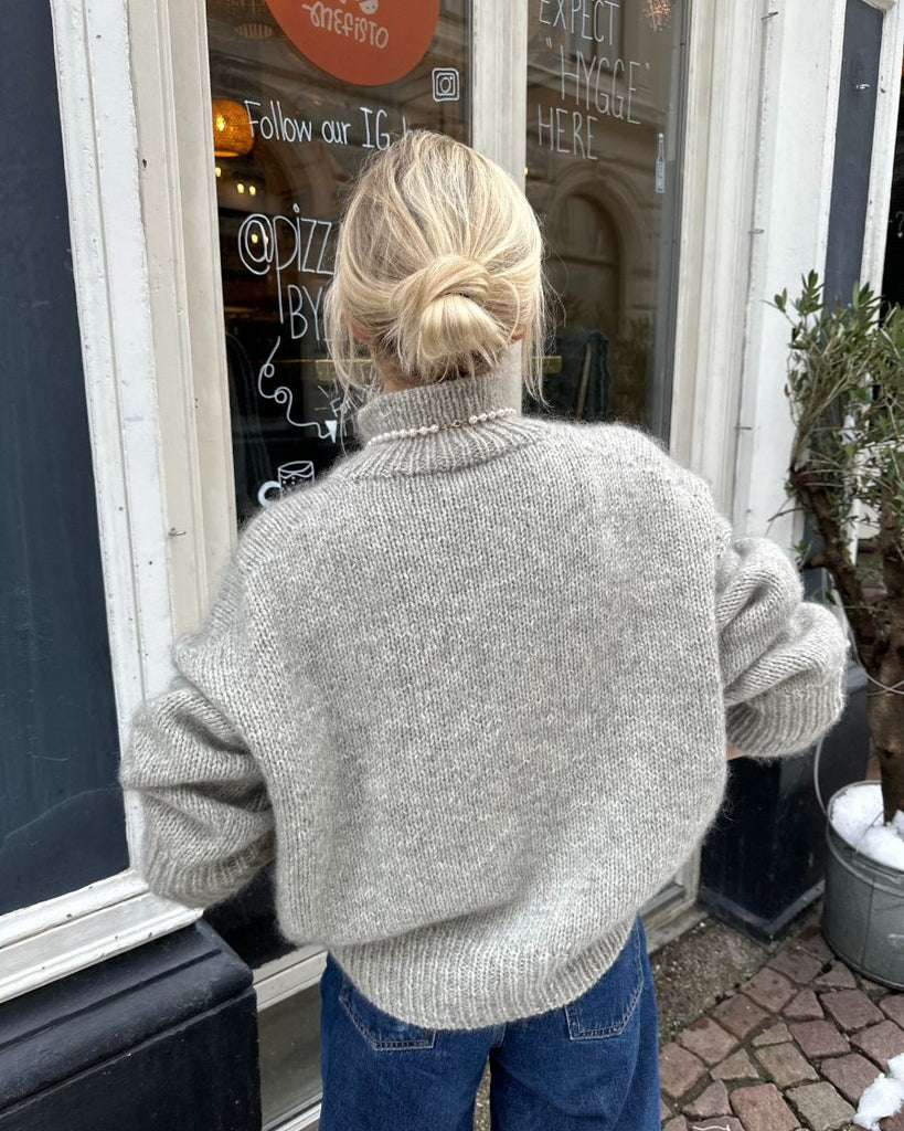 Kvinde iført lysegrå Weekend Sweater set bagfra