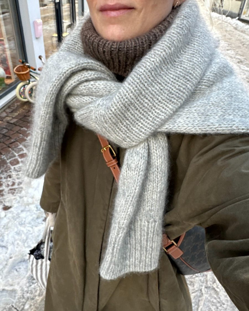 Kvinde med lysegrå Weekend Sweater over skuldrene