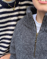 Dreng iført møkegrå Zipper Sweater Junior sammen med kvinde iført Olga Sweater