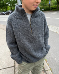 Dreng iført møkegrå Zipper Sweater Junior