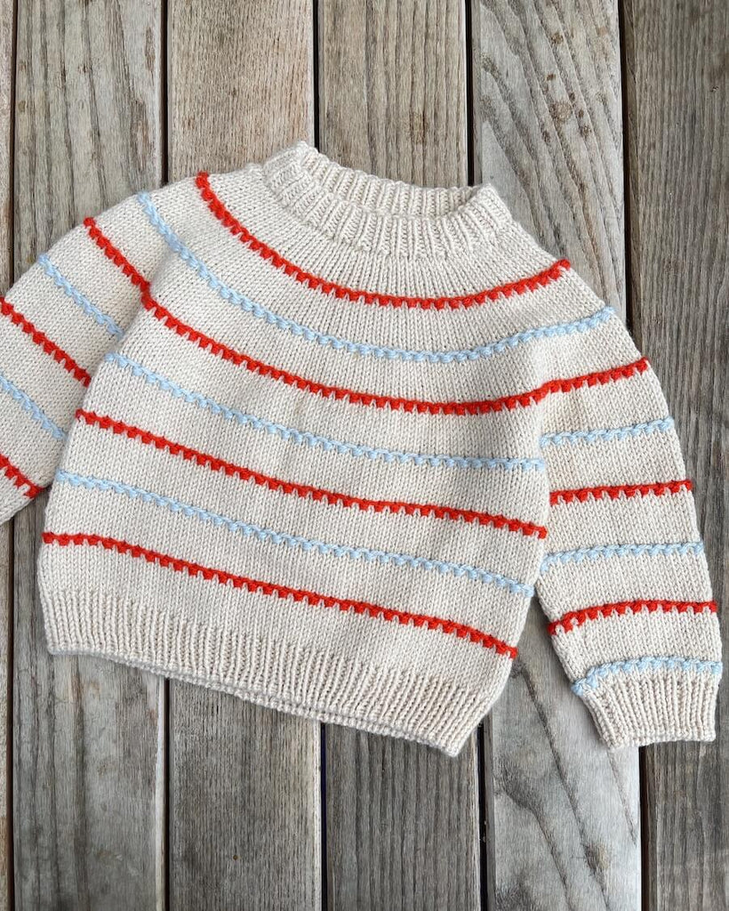 Liggende Festival Sweater med hvide, blå og orange striber
