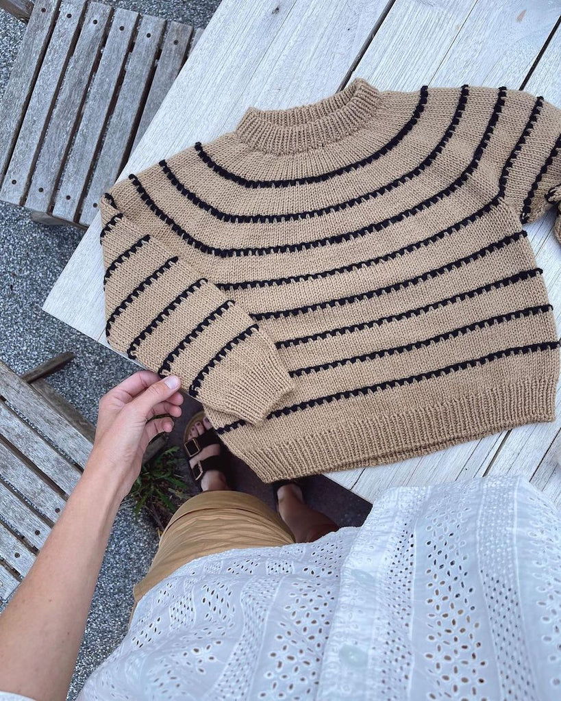 Liggende brun og sort-stribet Festival Sweater