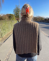 Kvinde iført brun Hazel Neck
