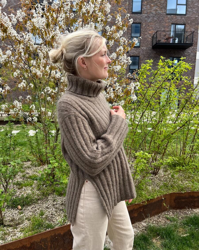 Kvinde iført brun Hazel Sweater