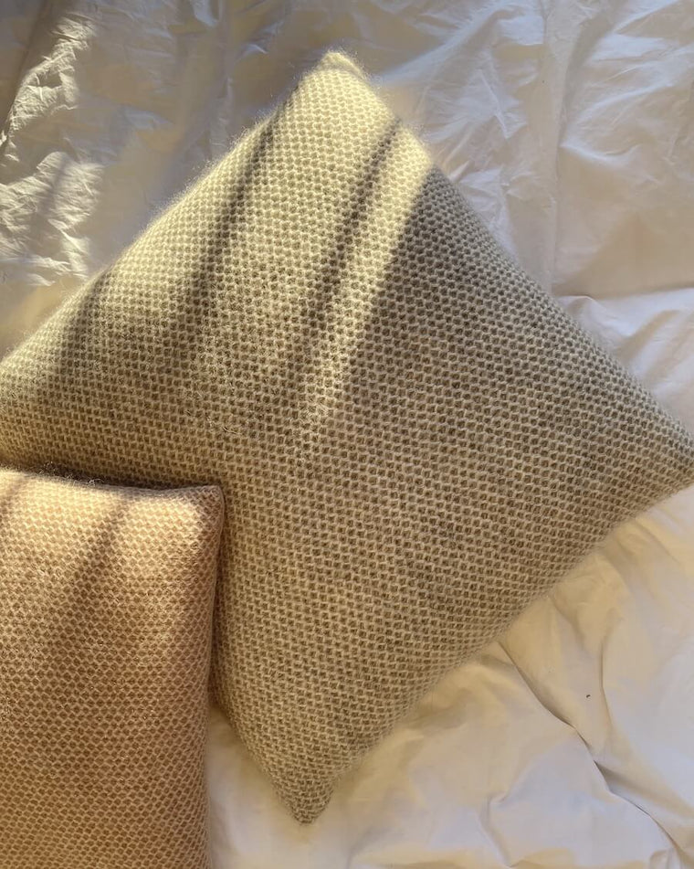 2 Honey pillow med bagbeklædning stående i seng
