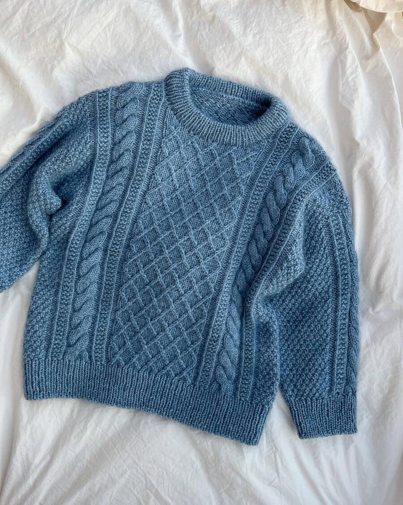 Liggebillede af blå Moby Sweater Junior 