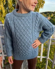 Barn iført blå Moby Sweater Junior 