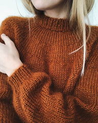 Kvinde iført brun Novice Sweater 
