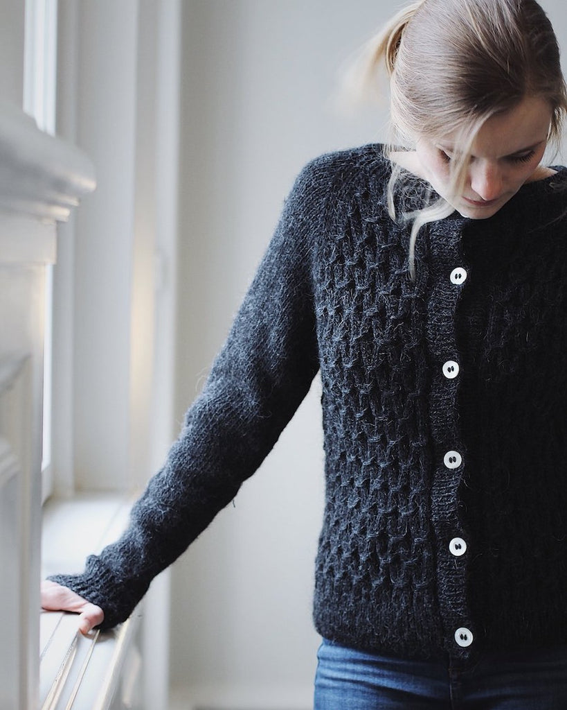 Kvinde iført mørkegrå Klassisk Smock Cardigan