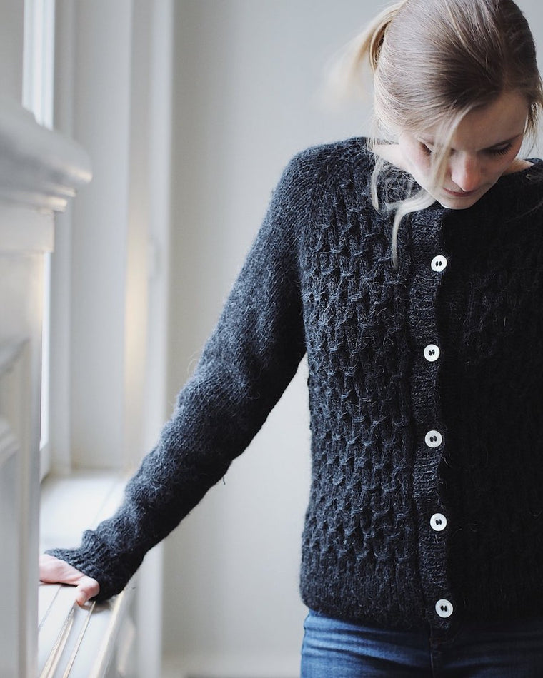 Kvinde iført karryfarvet Klassisk Smock Cardigan