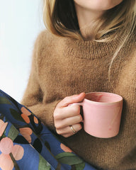 Closeup af kvinde iført kamelfarvet Stockholm Sweater 