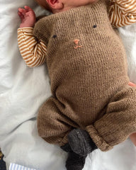 Baby iført brune Teddy Pants 