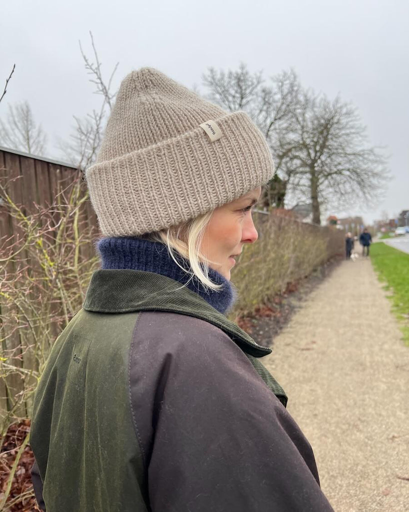 Kvinde iført beige Weekend Hue