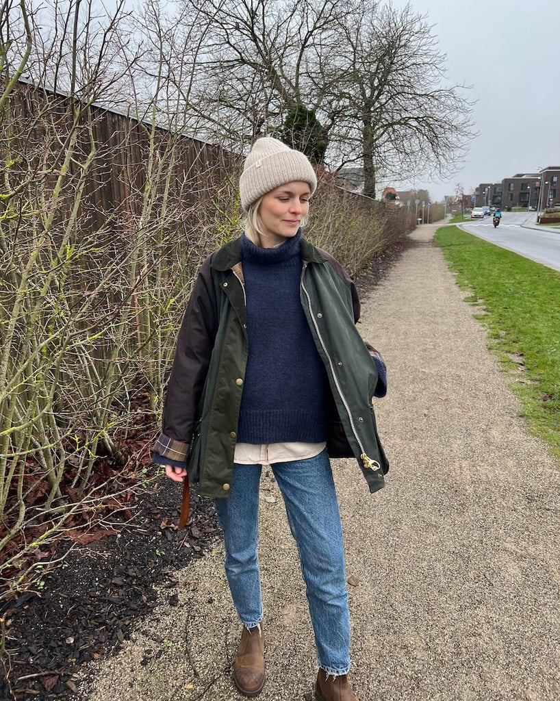 Kvinde iført lys Weekend Hue