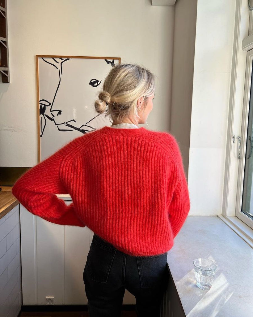 Kvinde med rød Agnete Cardigan bagfra 