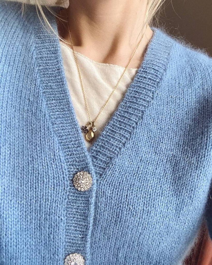 close up af april cardigan med blingknapper