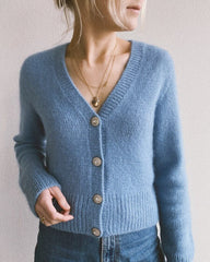 Kvinde med april cardigan og blingknapper
